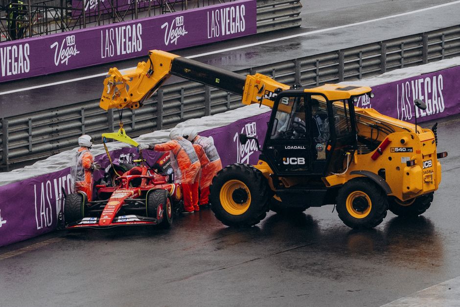 Charles Leclerc crashes into wall in frightening Italian GP incident