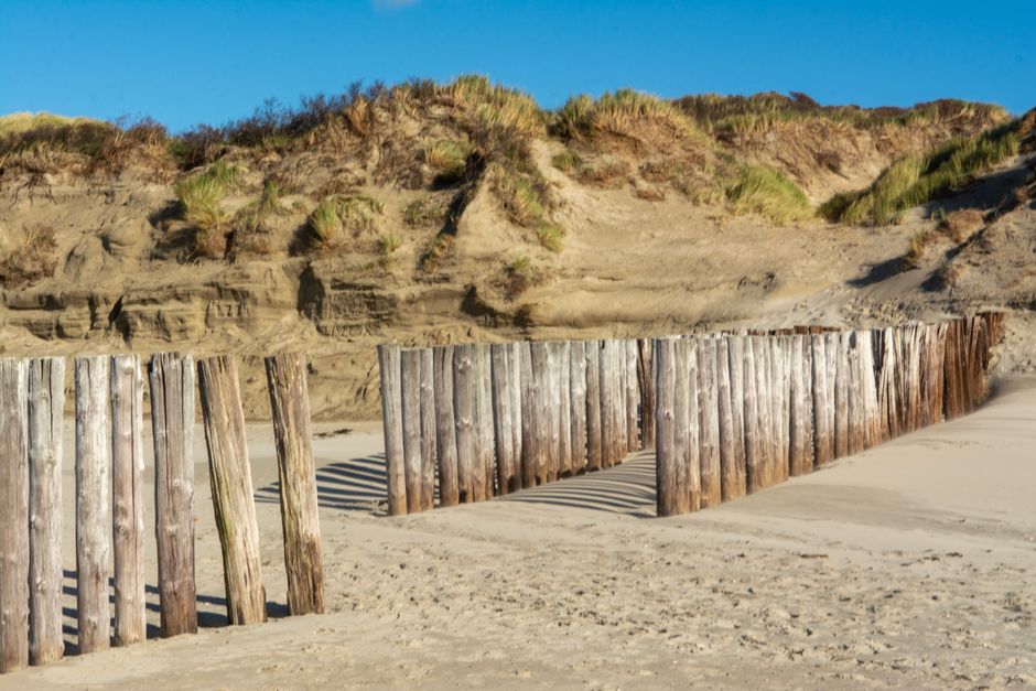 Lancelin locals fear erosion stopgaps won't survive next storm as coastal crisis deepens