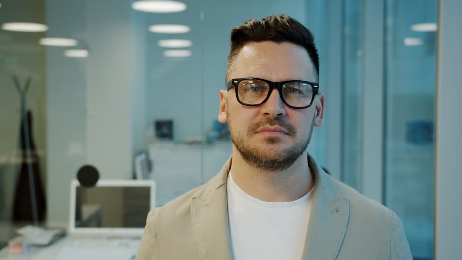 Smart glasses should blur faces by default, Australia's eSafety Commissioner urges