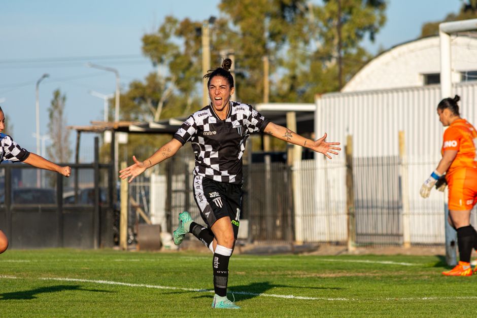 Tayla Preston Cups Ears to Opposition Fans After Kicking Goal from the Sideline