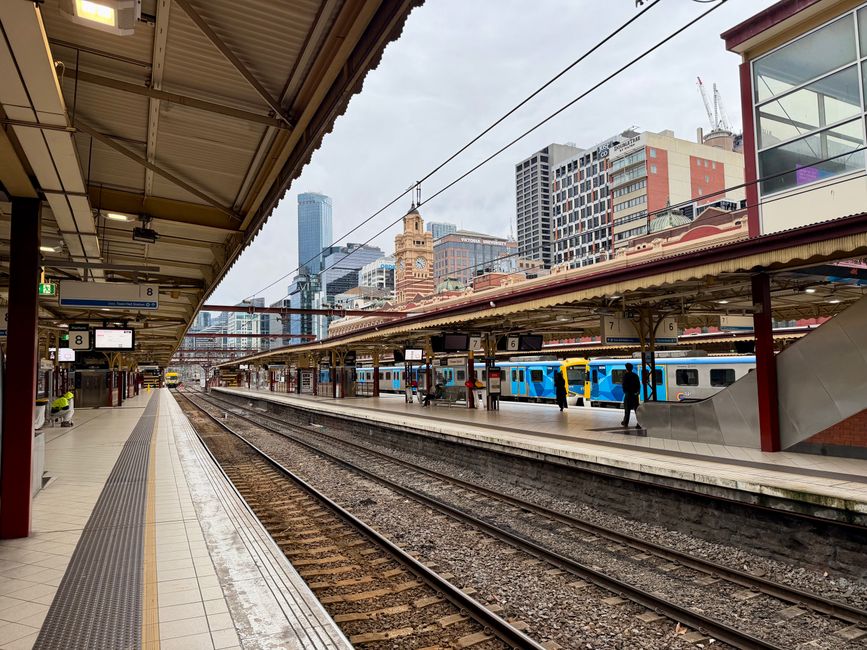 Telstra outage shuts down Victoria's entire regional train network, stranding thousands of commuters